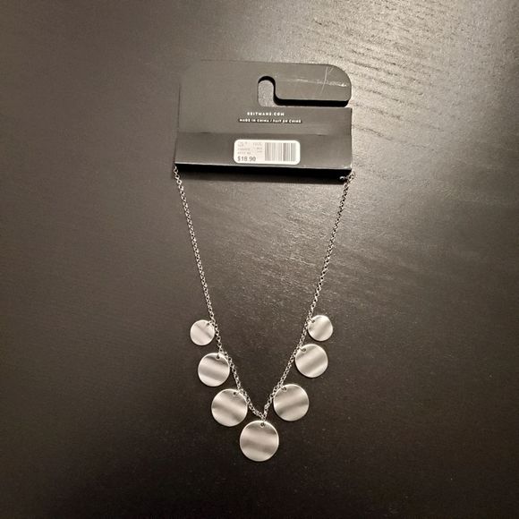 🌺 3/25 NWT silver chain medallion necklace - Picture 3 of 6